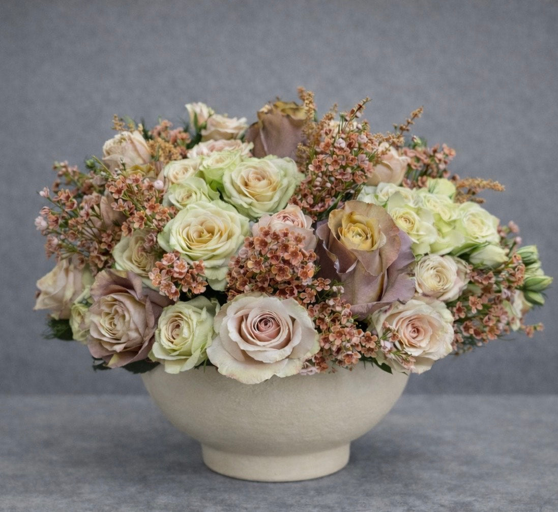 Amber Latte Rose Arrangement – Luxury Neutral Flowers Las Vegas